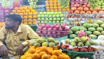 বাজারে আগাম আম: ক্রেতা সংকটে হতাশ ব্যবসায়ীরা